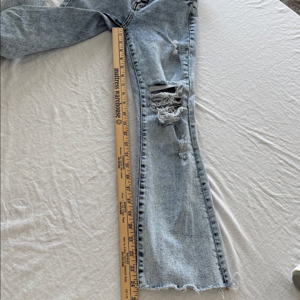 Vervet Los Angeles Womens size 24 Distressed High-Rise Crop Flare Jeans AcidWash - Picture 10 of 16